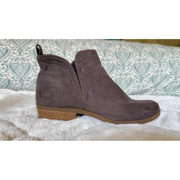 Universal Thread Womens Booties US 7 Grey Taupe Perforated Slip On Block Heel - Picture 6 of 7